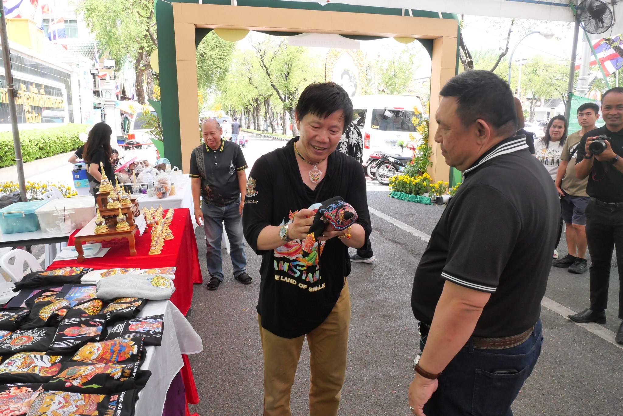 title - เลขาธิการ ส.ป.ก. เยี่ยมทักทายเกษตรกรและซื้อสินค้าในบรรยากาศวันสุดท้ายของการออกร้านขายสินค้า จากเขตปฏิรูปที่ดิน ส่งท้ายงานครบรอบ 51 ปี ส.ป.ก.